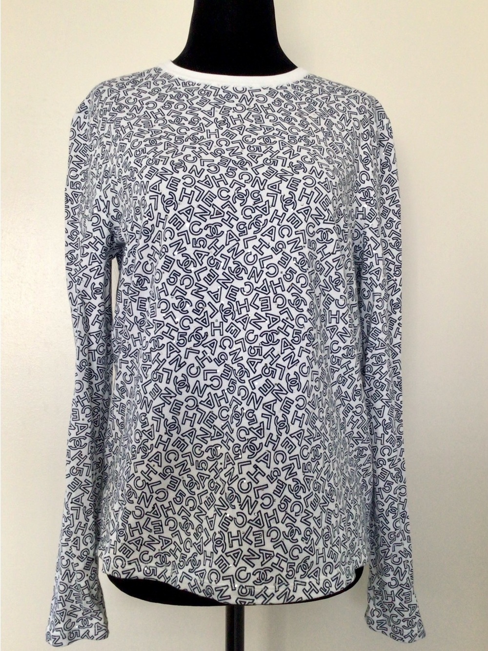 CHANEL White and Navy Logo Monogram Top with mini sequins - FR 42